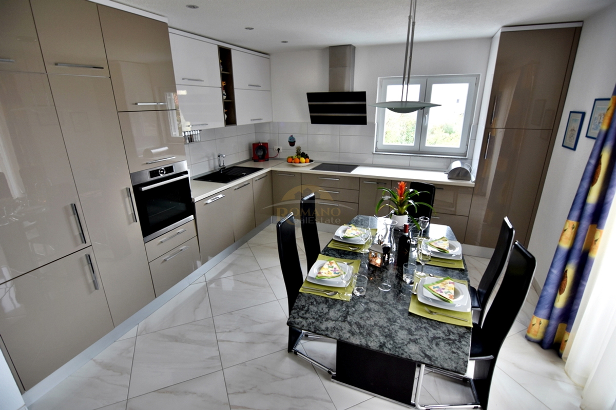 Vrhunsko urejena hiša na Čiovu/Okrug Gornji s prekrasnim odprtim razgledom